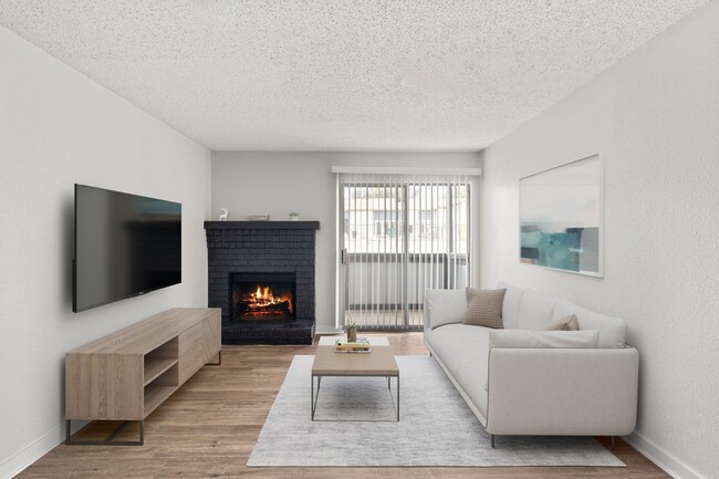 Sala de estar amueblada con chimenea en South Lamar Village Apartments en Austin, TX 78704 - South Lamar Village