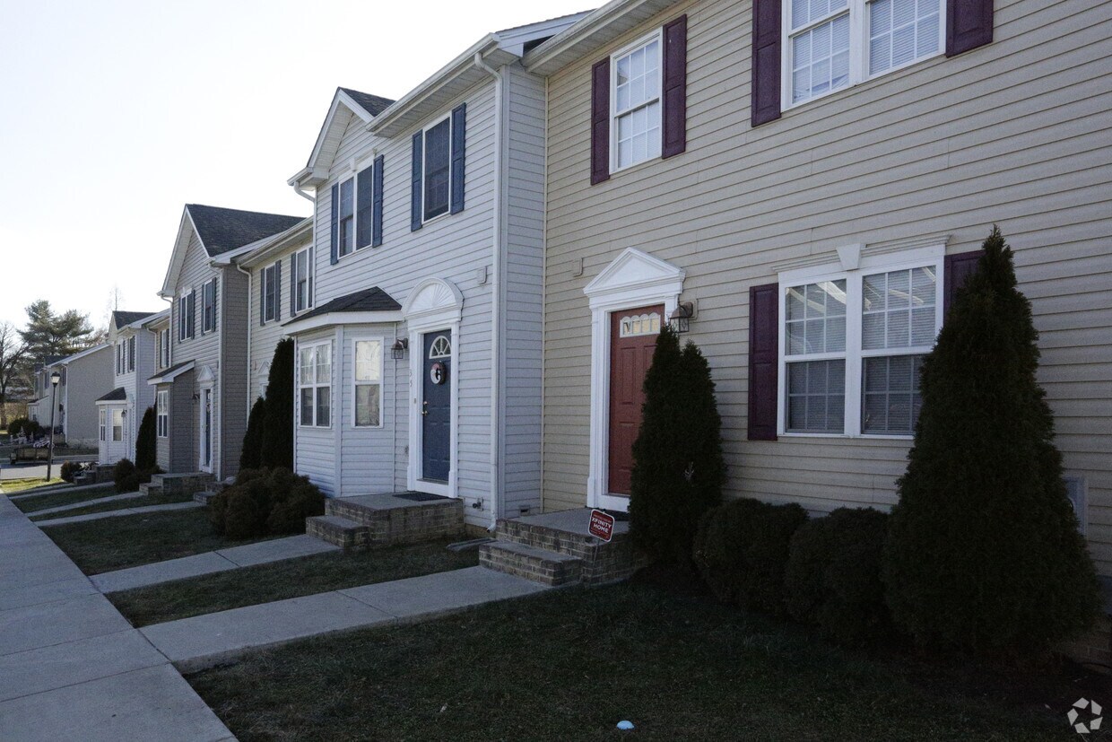 South Queen Townhomes - 54 Sopwith Way