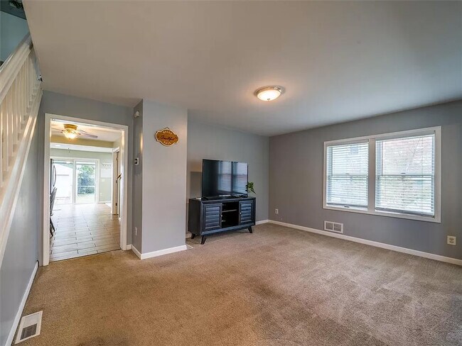 Sala de estar - 330 E Chestnut St