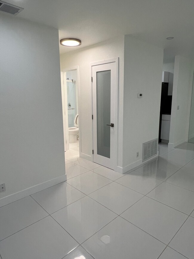 Building Photo - 420 N Villa Ct