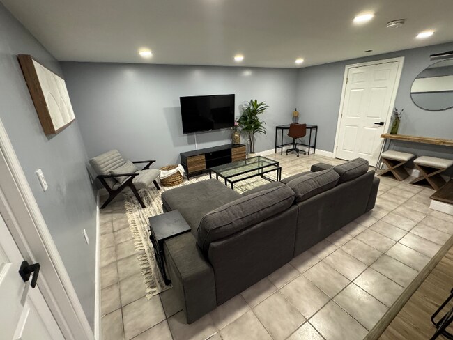 Building Photo - 5006 Meadowbrook Dr