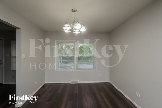 Building Photo - 301 E Maple Dr