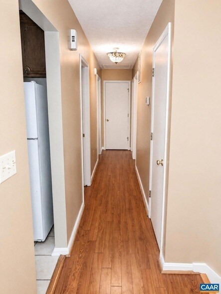 Foto del edificio - 330 Wood Dr