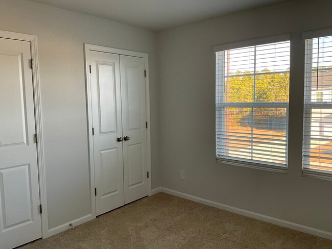 Building Photo - 131 Freesia Dr