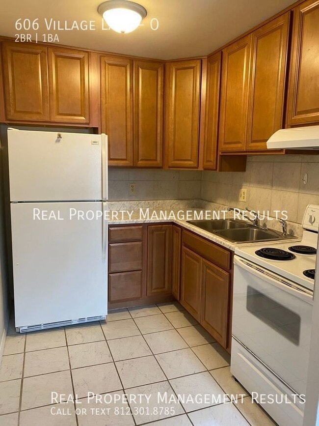 Building Photo - 606 Village Ln