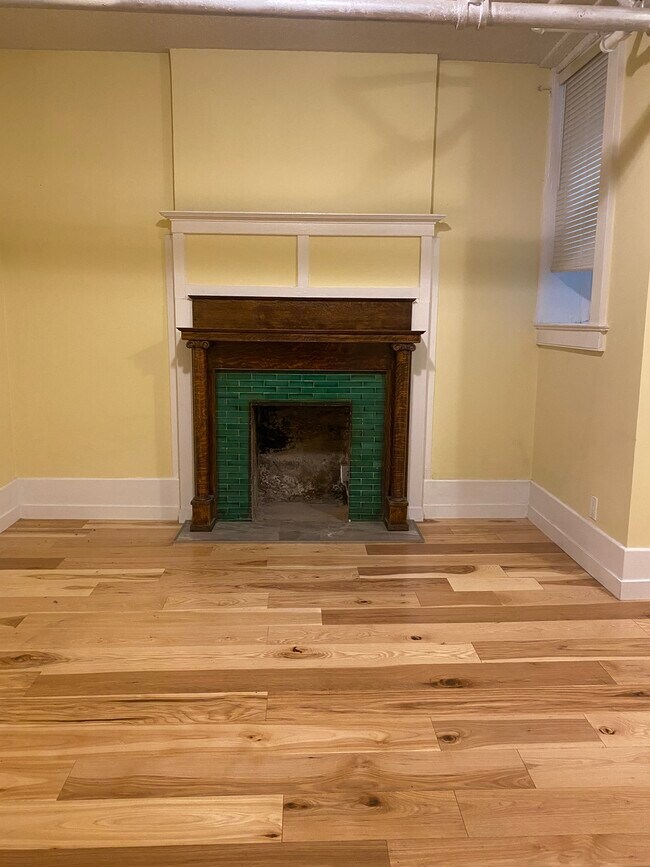Photo du bâtiment - Charming basement unit with plenty of character.