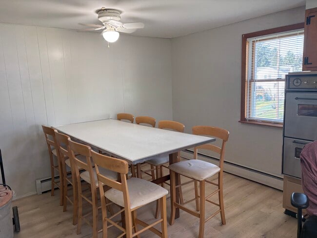 Kitchen table - 1 Mars St