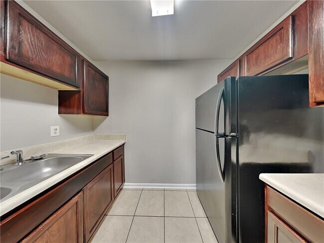Building Photo - 407 Maple Way