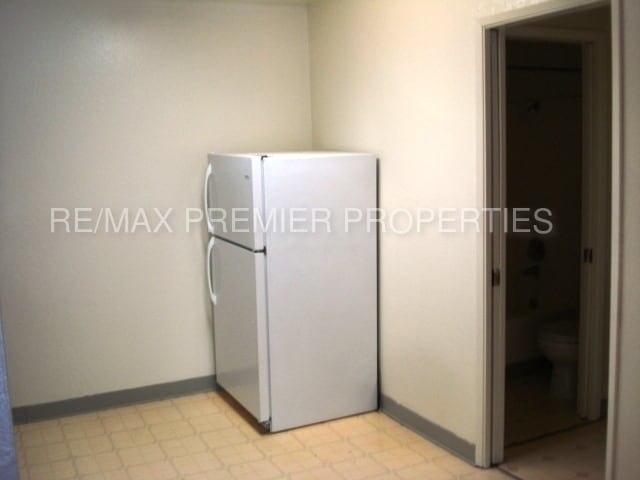 Building Photo - 140 College Dr