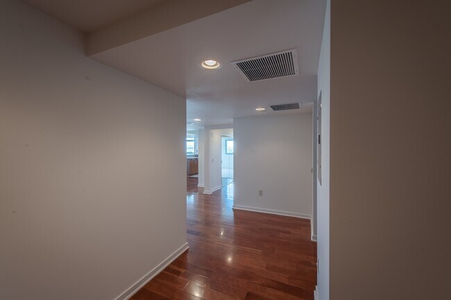 Building Photo - 13650 Marina Pointe Dr