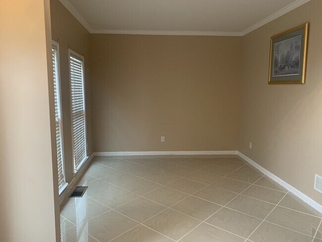 Building Photo - 551 COUNTRY CLUB Dr