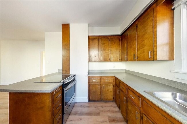 Building Photo - 6 Russell Ave