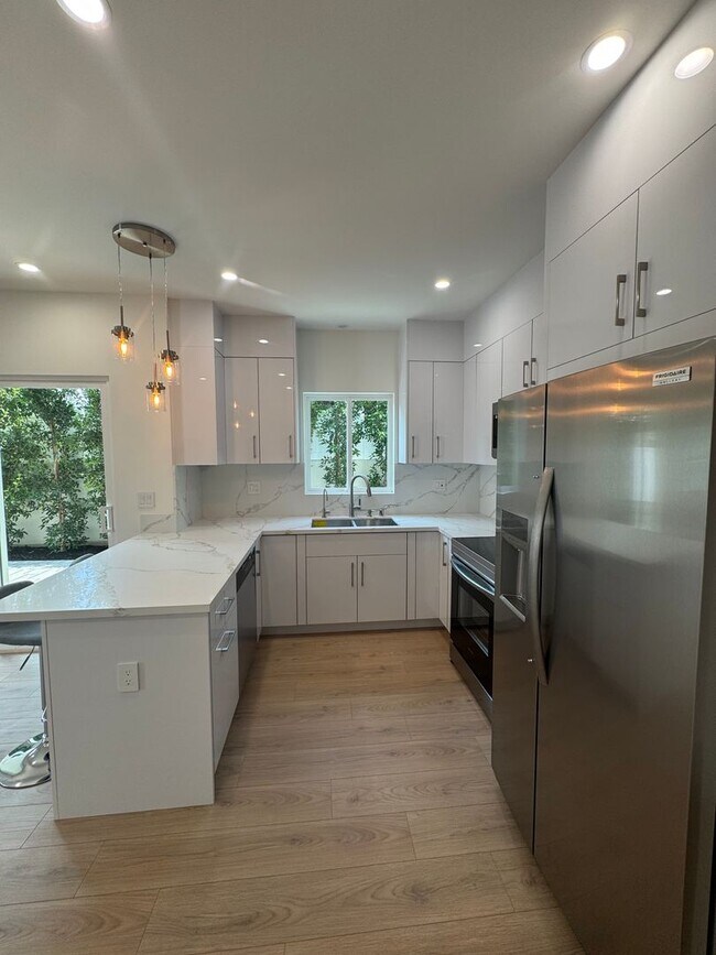 Foto del edificio - Spacious 1000 Sq. Ft. Single-Floor Back AD...