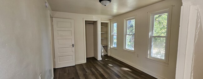 Building Photo - 1318 N Burbank Ave