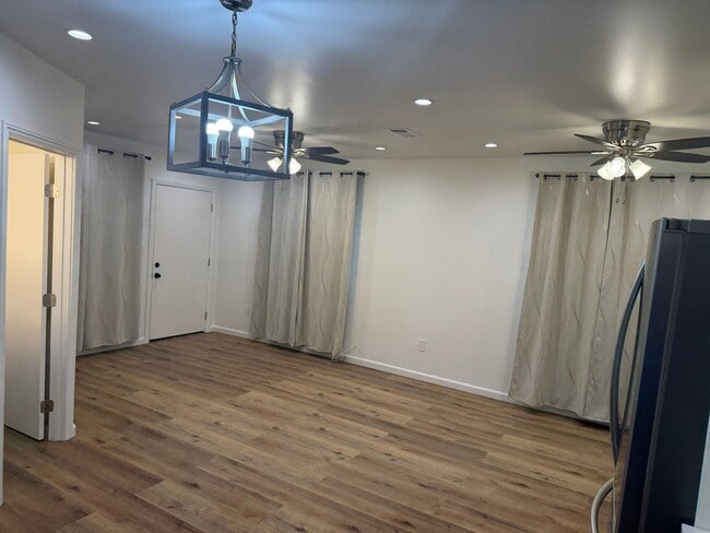 Foto del edificio - 7344 Balcom Ave