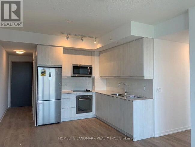 Photo du bâtiment - 32 Forest Manor Rd