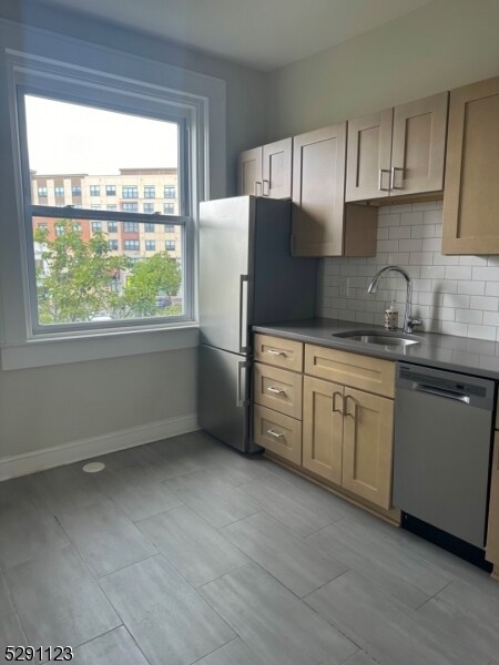Foto del edificio - 613 Bloomfield Ave