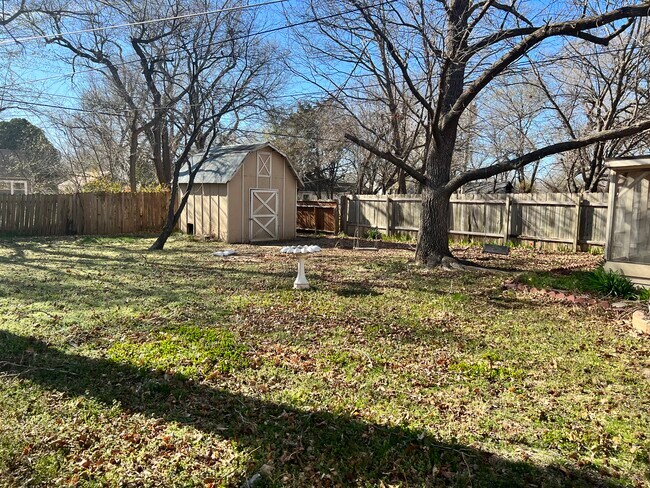 Building Photo - 839 N Ridgewood Dr