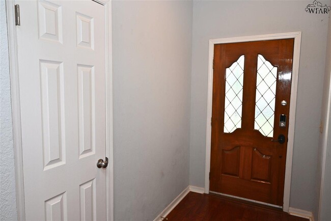 Building Photo - 907 Sugarbush Ln
