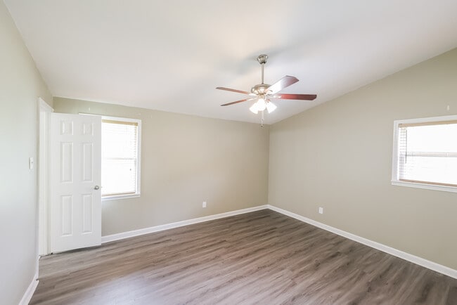Building Photo - 927 W Lakeview Cir