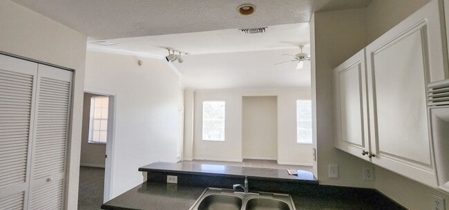 Building Photo - Gated Community in Palm Estates 2/2/1
