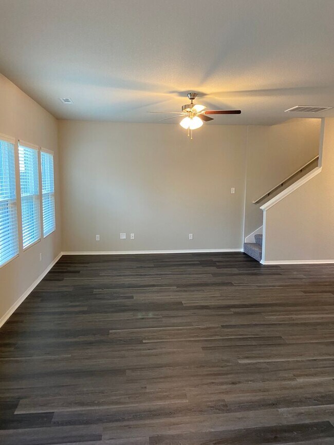 Foto del edificio - *Pre-leasing* Three Bedroom | Two and a Ha...