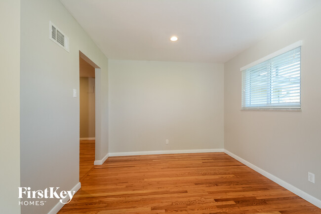 Building Photo - 551 Larsen Ln