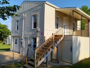 Building Photo - 307 E Poplar St
