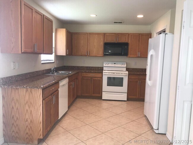 Foto del edificio - 2098 Newport Isles Blvd