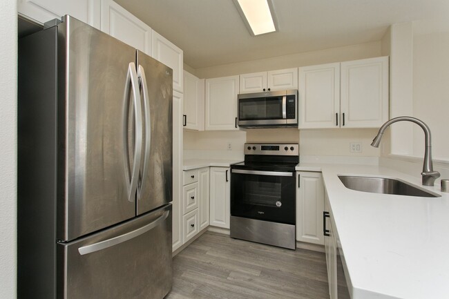 Building Photo - Mariners Place Townhome 3 Bedroom, 2.5 Bath