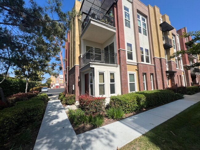 Building Photo - 676 W 1st St