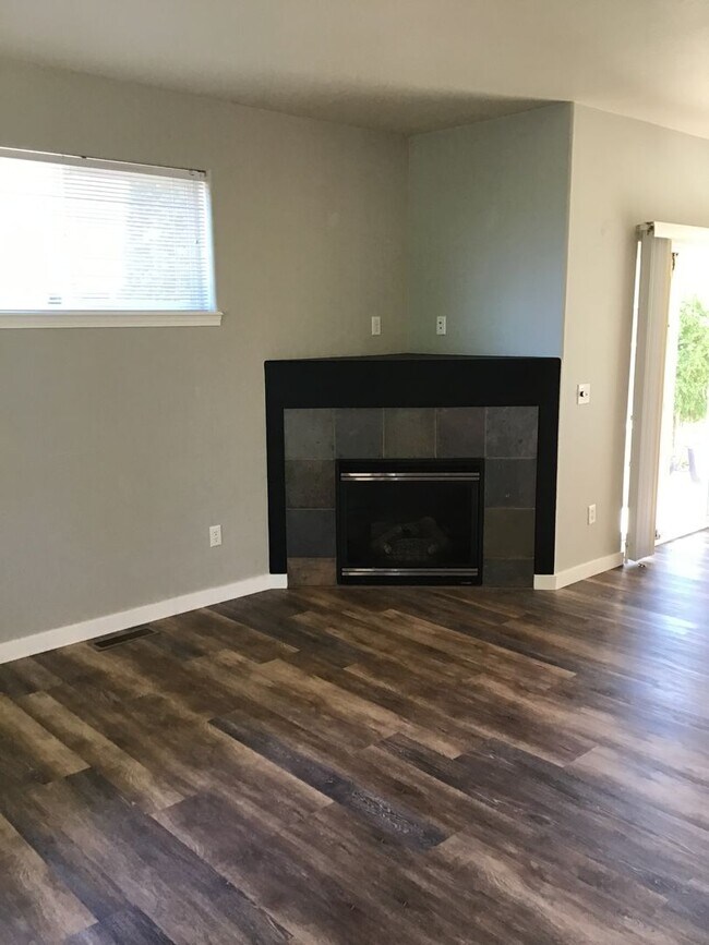 Building Photo - Large Home in NE Redmond