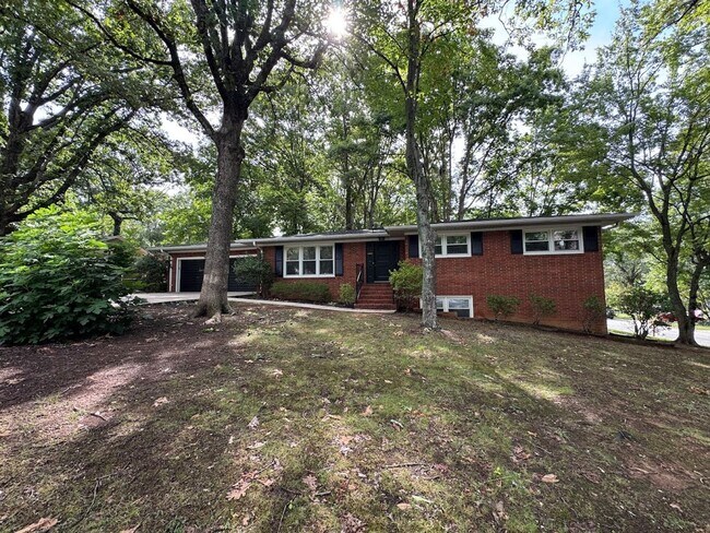 Building Photo - 2205 Hathaway Dr