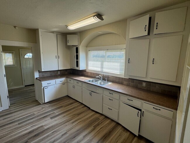 Foto del edificio - 4 Bedroom in Rural Junction City