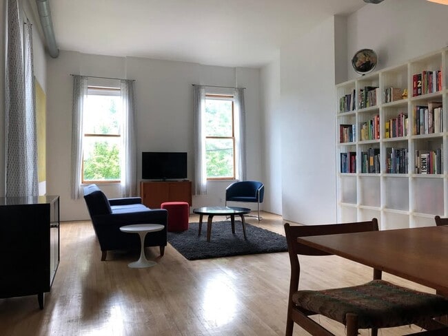 Living/Dining - 402 Warner st