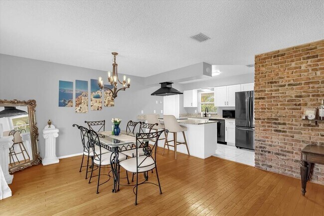 Foto del edificio - 5012 The Oaks Cir