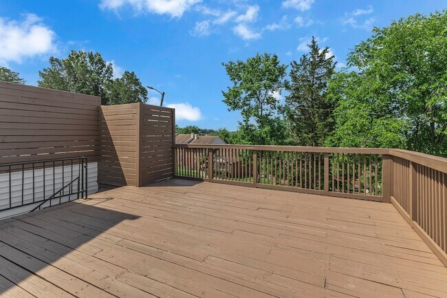 Foto del edificio - 460 Huntington Ridge Dr