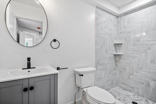 Building Photo - 583 E 4th St