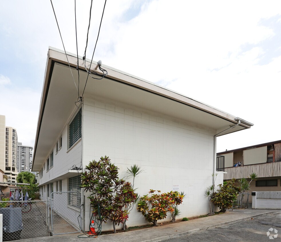 Building Photo - 2120 Kapiolani Blvd