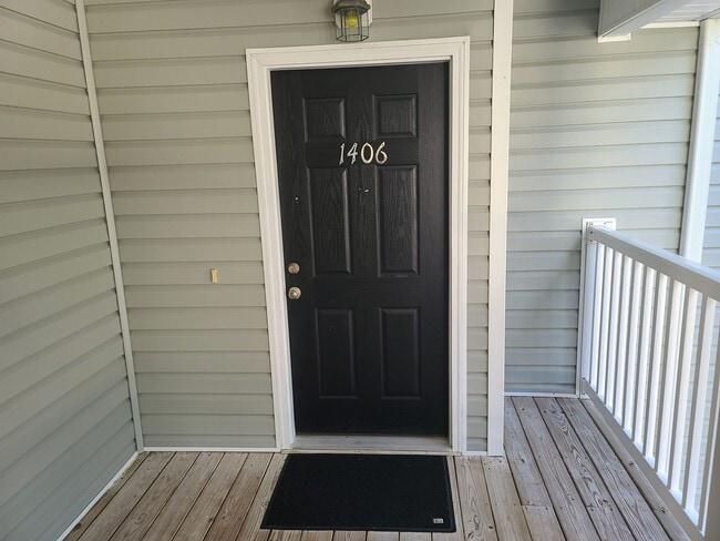 Building Photo - Spacious low maintenance living in a conve...