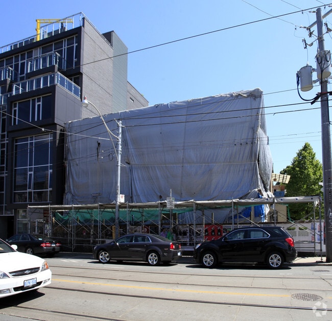 Building Photo - 805-807 College St