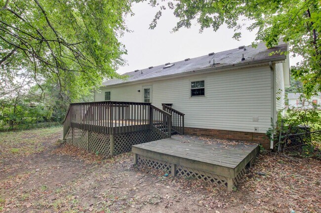 Building Photo - Fresh Paint and Carpet. 3 bed 2 bath.  Par...