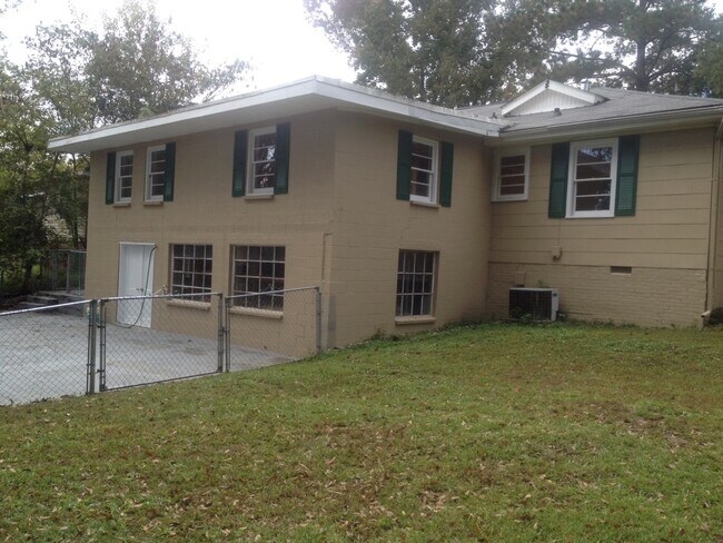 Building Photo - **UPCOMING**3 Bedroom / 2 Bathroom Home fo...