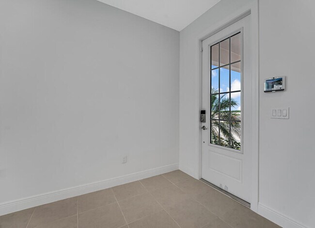 Building Photo - 930 SW Pr Ave