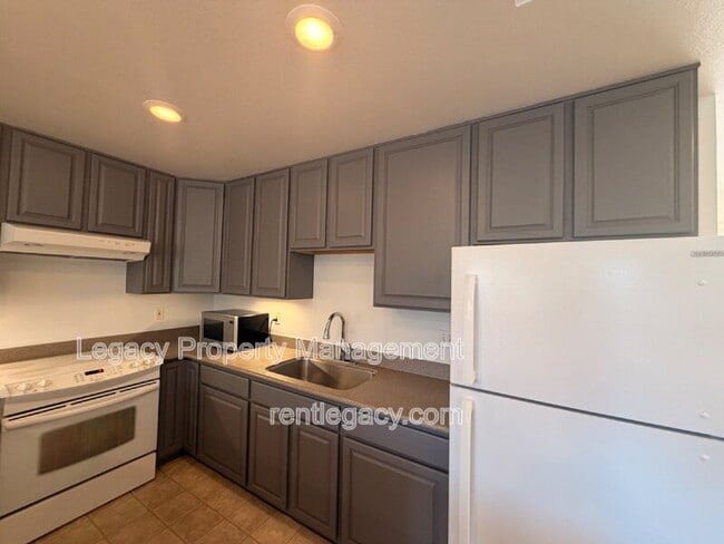 Building Photo - 3884 Bayview Cir