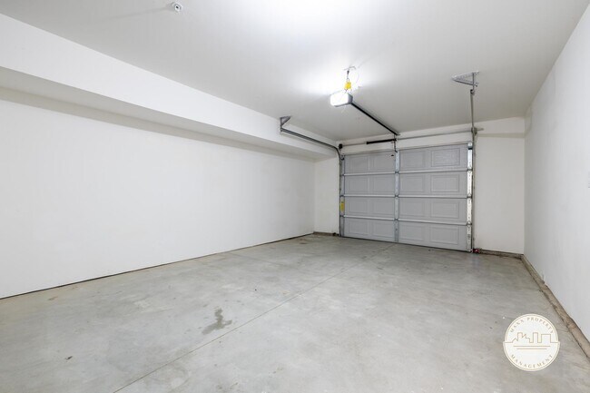 Foto del edificio - Limited time special! Lovely 3-Story Townh...