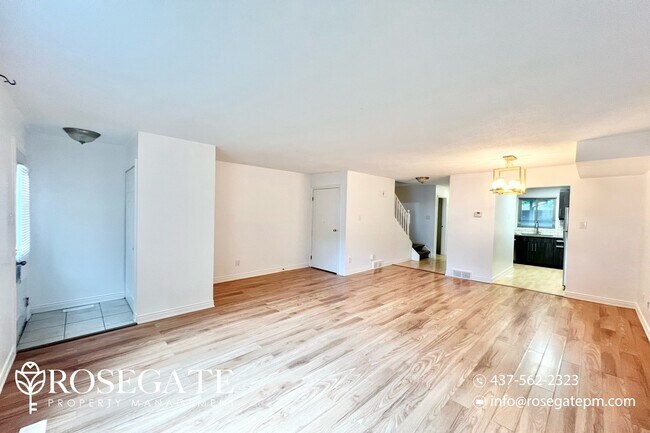 Photo du bâtiment - Spacious 3 Bed 2.5 Bath Townhouse in North...