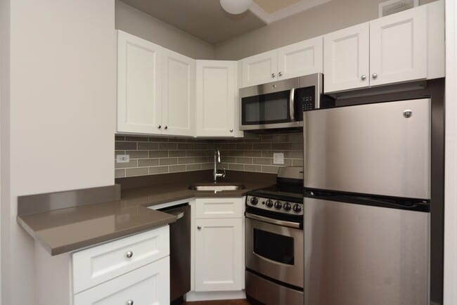 Building Photo - 817 W Lakeside Pl