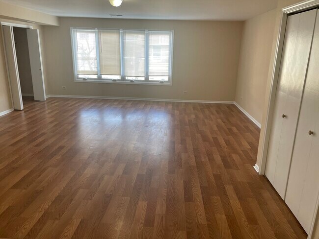 Foto del edificio - 5753 W Higgins Ave