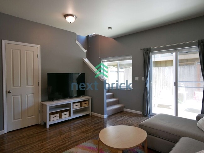 Building Photo - Quiet Townhouse 2 Beds 1.5 Bath Available for Rent!